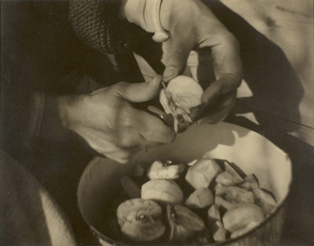 Alfred Stieglitz_Georgia O'Keeffe—Hands_1920-22